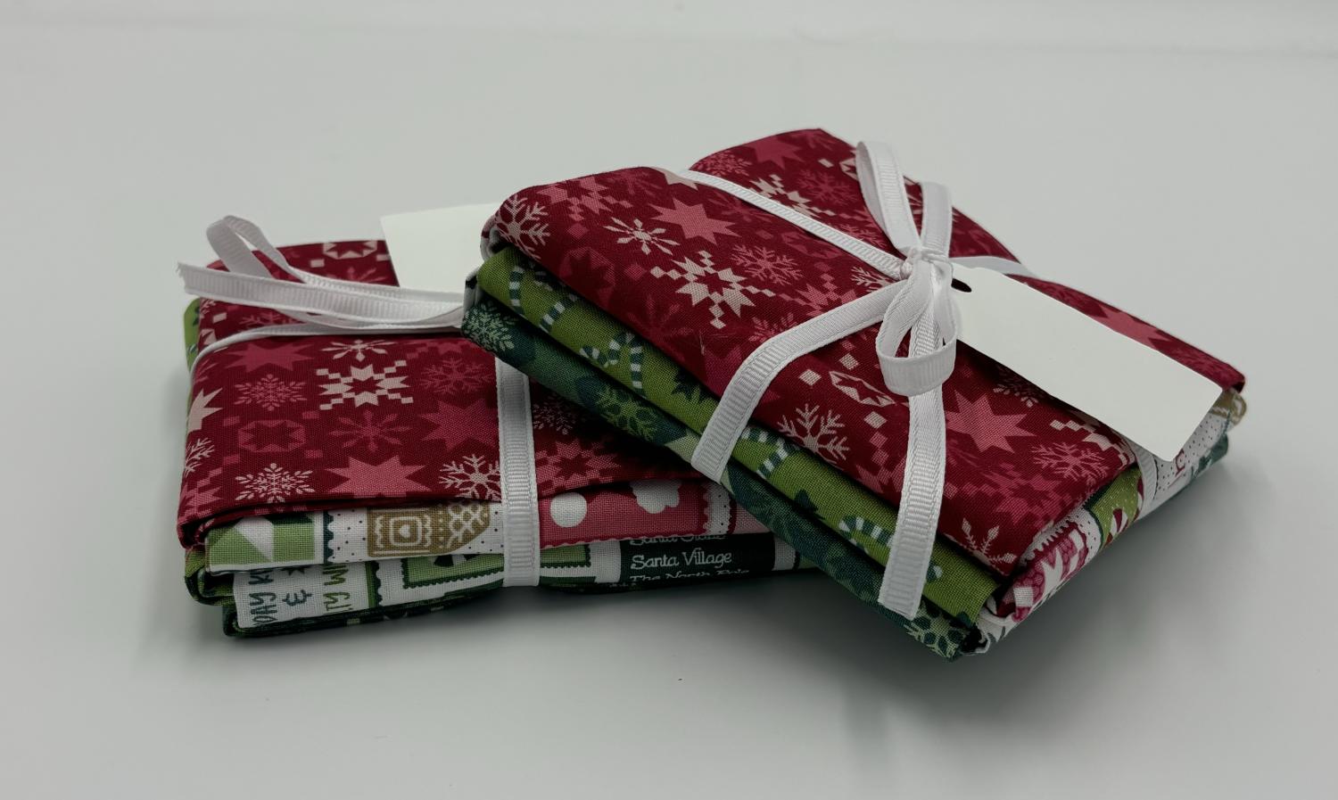 A Quilty Little Christmas Fat Quarter Bundle - Green/Red - 5 Pack